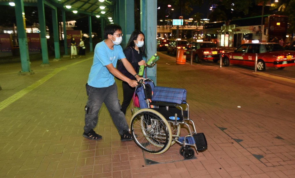 老婦的家人帶同一張懷疑屬於老婦的輪椅前往警署助查。