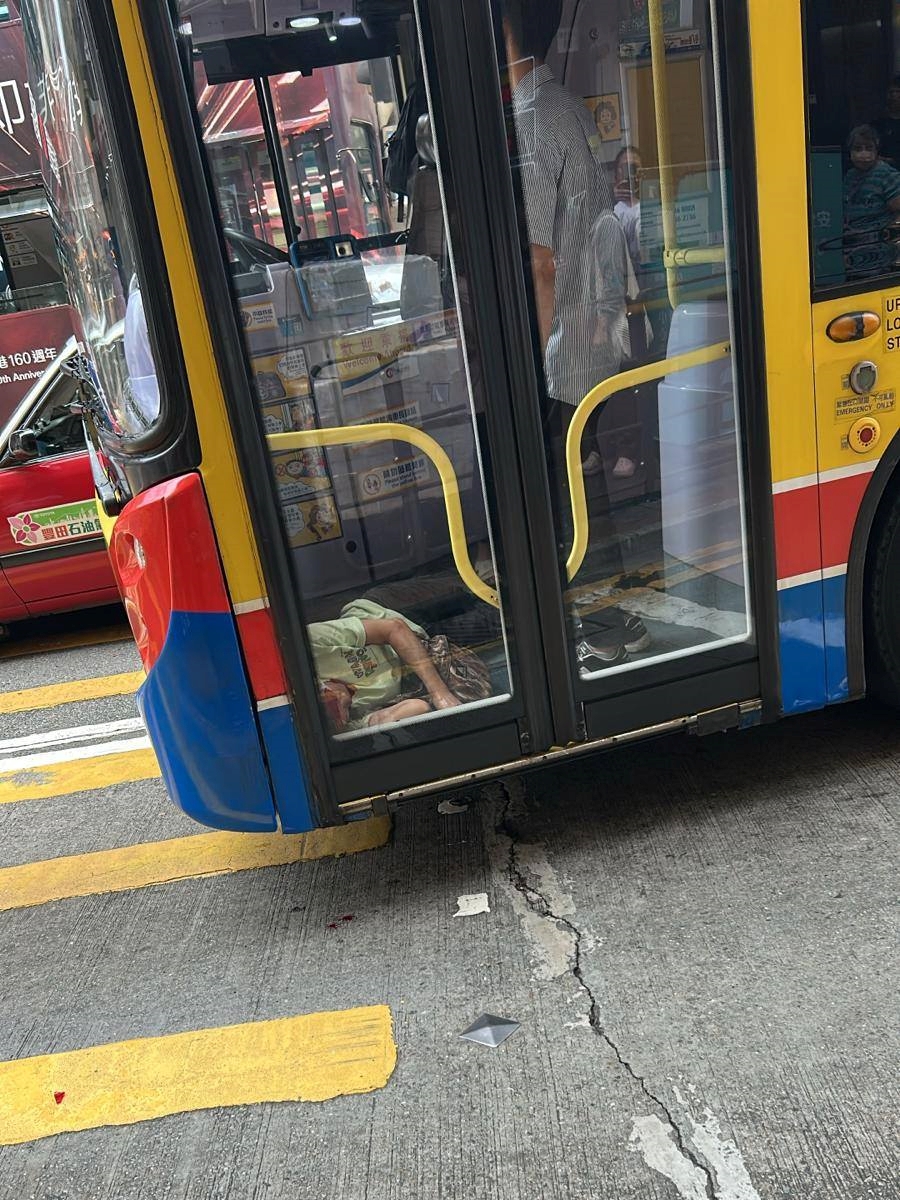 車長及其他熱心乘客協助傷者。 車長及其他熱心乘客協助傷者。
