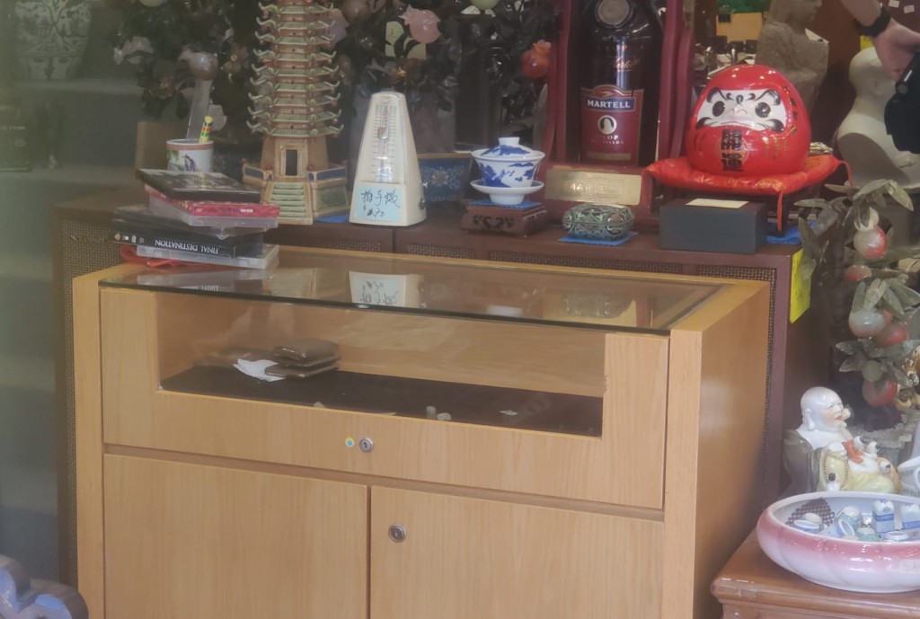 旺角古玩店遭爆竊。
