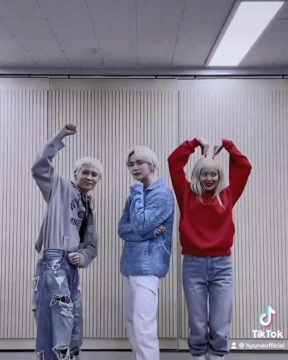 泫雅、Key和DAWN最後一齊擺Ending Pose。