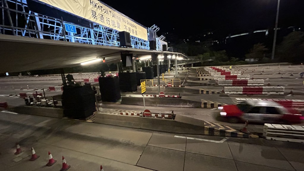 時針踏正上午5時，香港仔隧道正式實施「易通行」。