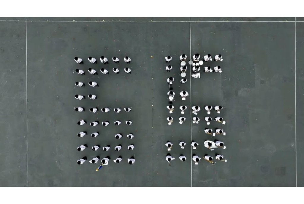 儀仗隊以花式步操拼砌出數字｢65｣。入境處Instagram圖片