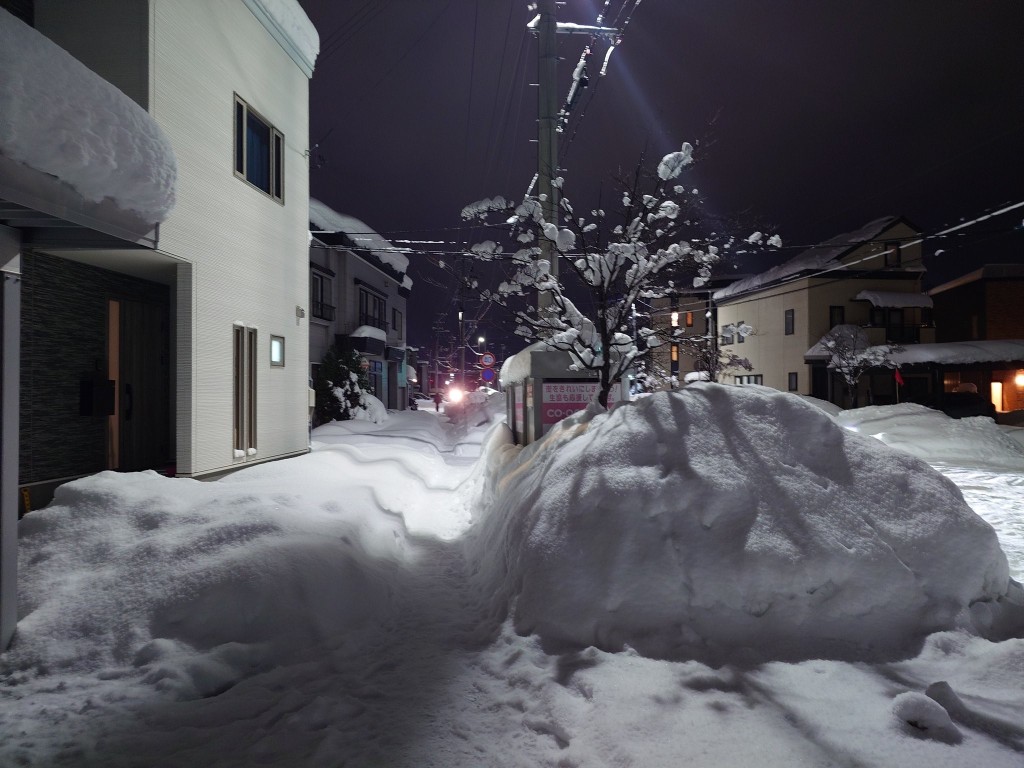 日本青森縣受大雪侵襲，部份地區積雪達3米。X