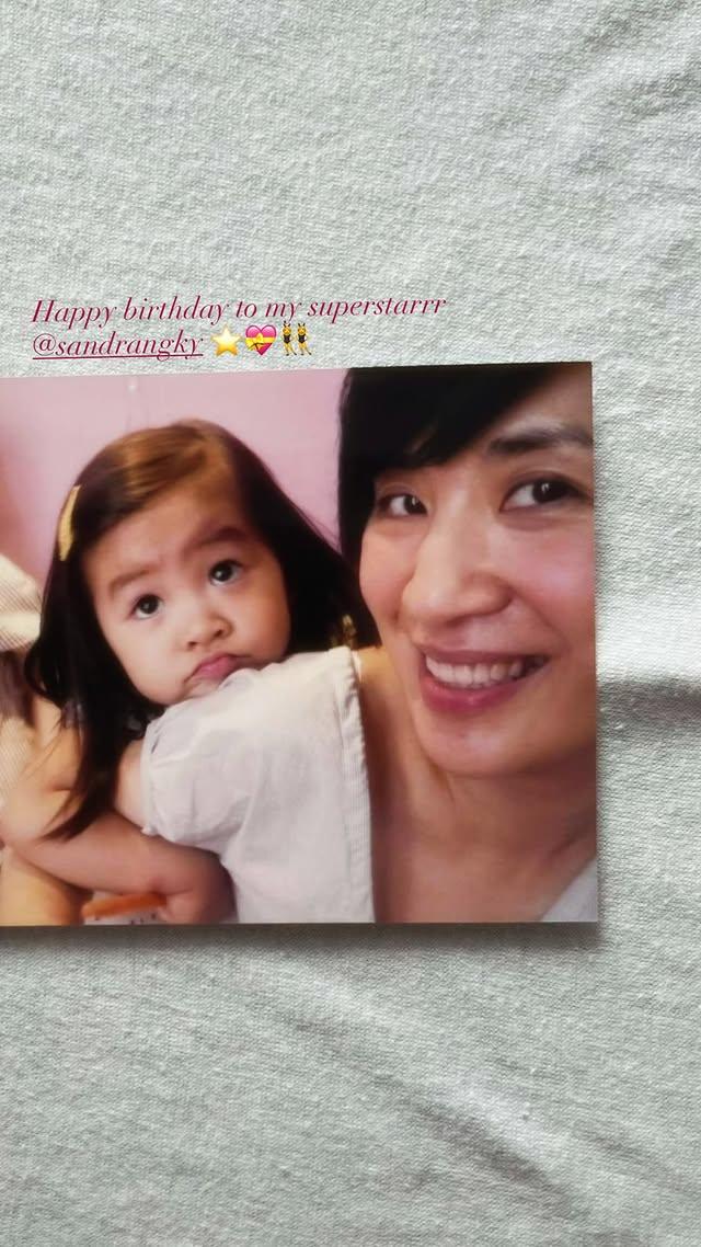 吳君如女兒陳是知分享童年母女合照，慶祝媽媽61歲生日。