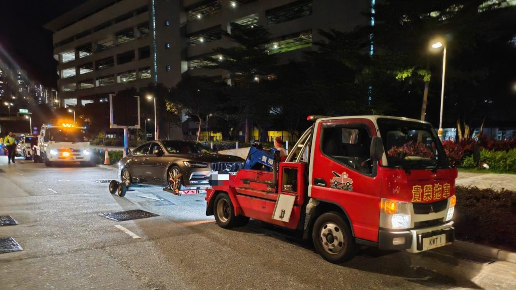 警方啟德體育園周邊打擊交通違例拖走3車。警方圖片