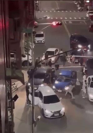 數名男子分持棍棒狠砸陳姓男子的車輛，之後將陳姓男子直接押上車帶走。