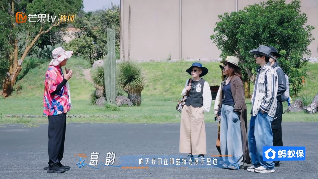 吳君如與殷桃、王星越等人抵達墨西哥景區，認真聆聽當地導賞員講解歷史背景。