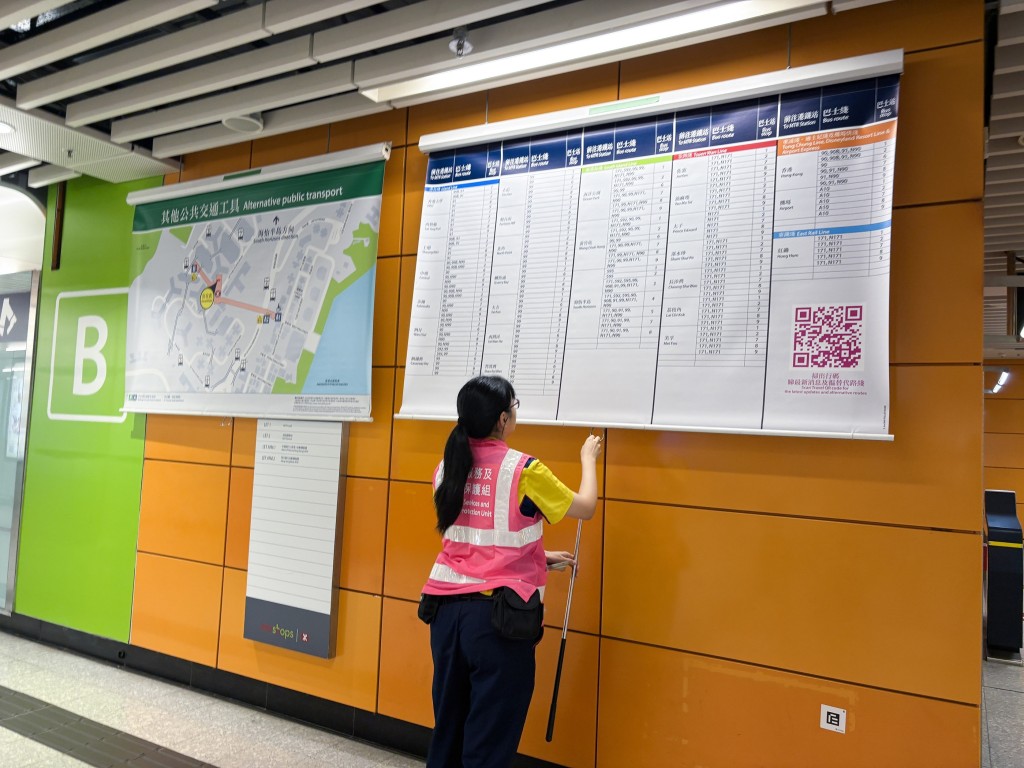 南港島綫暫停部分路段列車服務,港鐵安排免費接駁巴士接載受影響「乘客」,車站職員迅速啟動利東站廣播及出入口大型告示等乘客資訊,並於站外設置免費接駁巴士站標示。 南港島綫暫停部分路段列車服務,港鐵安排免費接駁巴士接載受影響「乘客」,車站職員迅速啟動利東站廣播及出入口大型告示等乘客資訊,並於站外設置免費接駁巴士站標示。