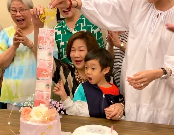 陈敏之为妈妈庆祝生日。