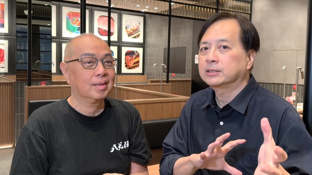 林祖輝手舞足蹈分享菜式設計心得,笑言要照顧不同客人口味。(影片截圖:楊紹鴻Youtube頻道) 林祖輝手舞足蹈分享菜式設計心得,笑言要照顧不同客人口味。(影片截圖:楊紹鴻Youtube頻道)