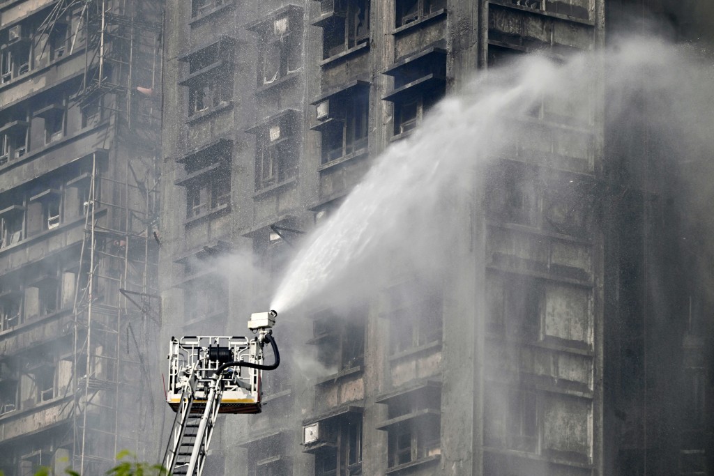 現場所見,多個單位的窗戶貼上發泡膠板。蘇正謙攝 現場所見,多個單位的窗戶貼上發泡膠板。蘇正謙攝