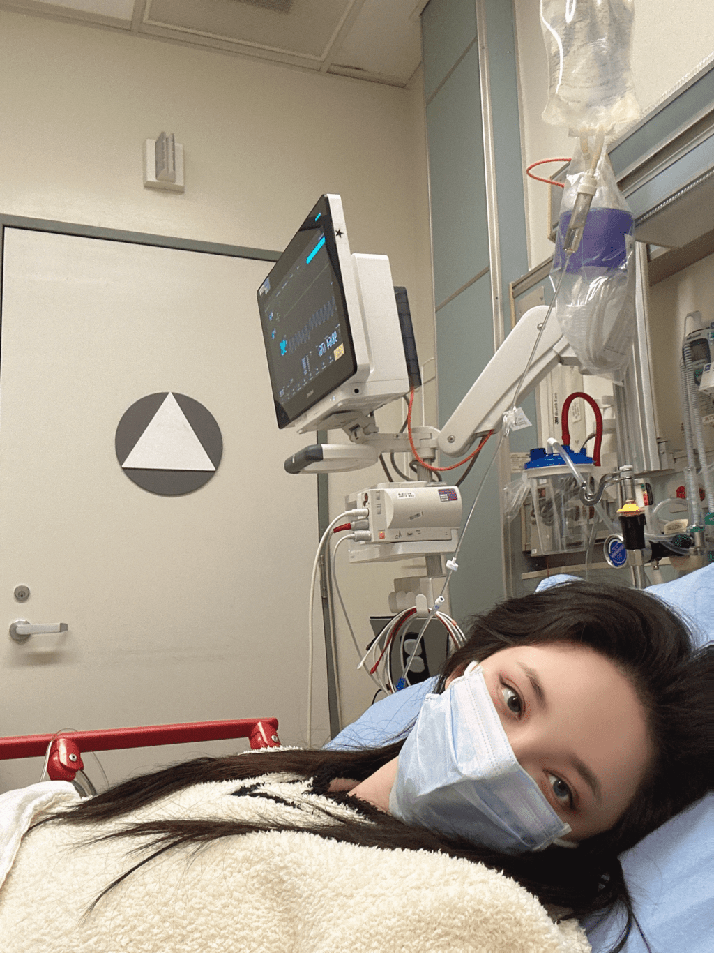 劉雨欣昨日於小紅書貼出躺卧在病床上的照片，第一句就開宗明義說：「在海外真的不敢生病。」