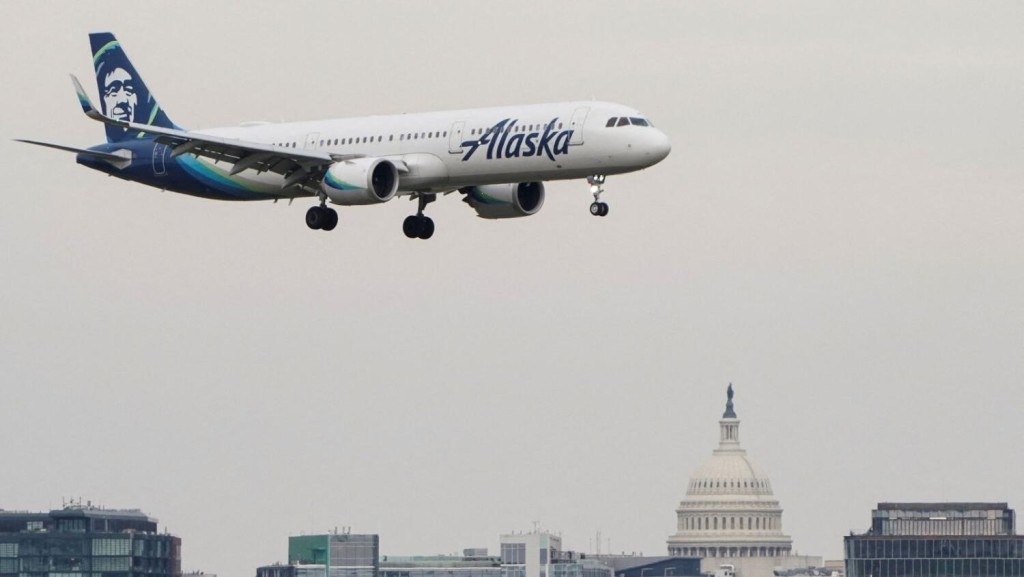 企圖關閉飛行中的飛機引擎的疑犯，是阿拉斯加航空的休班機師。路透社
