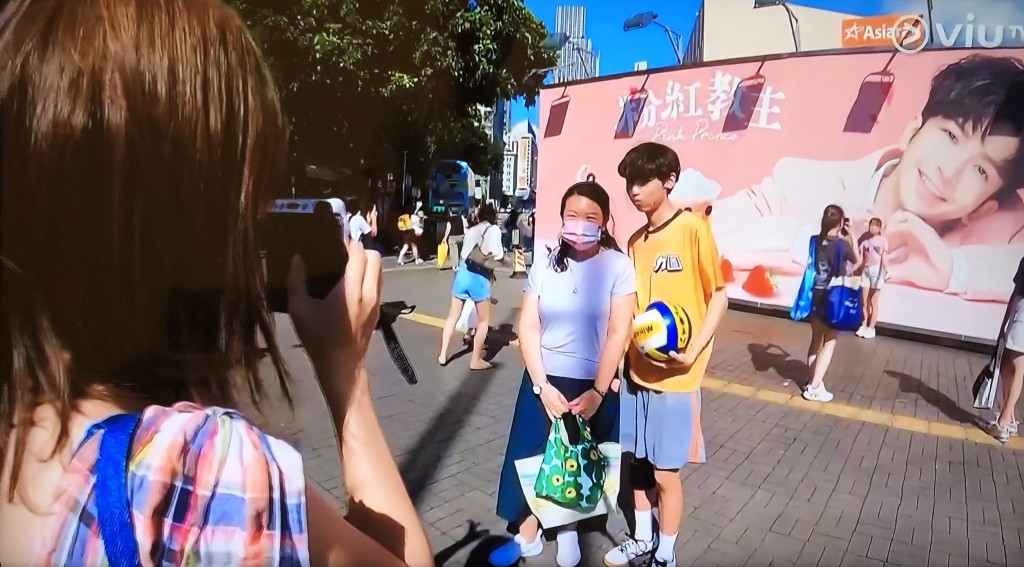 鍾弟弟也為家姐出力。