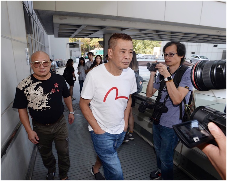 「盲亨」(中)今日親自到庭旁聽。