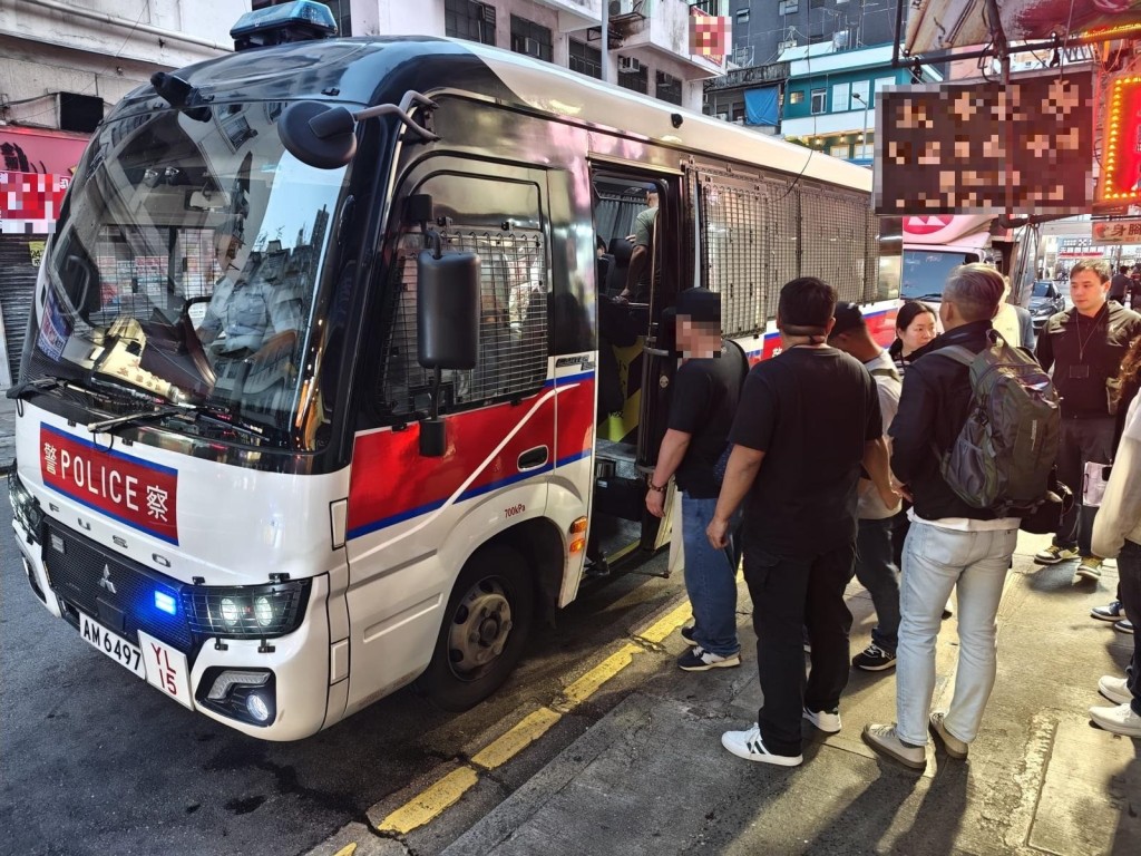 行動中,警方共拘捕203名男女。警方提供 行動中,警方共拘捕203名男女。警方提供