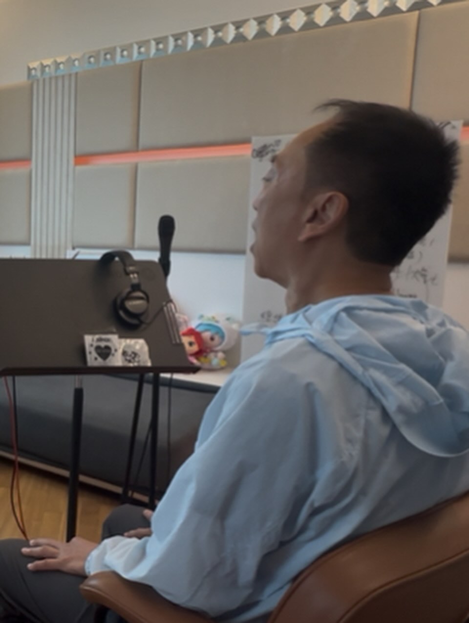 鄔友正說：「我可能是第一個拿着拐杖參加比賽的新人！ 八仙之首係鐵拐李；我係參賽鐵拐友。」