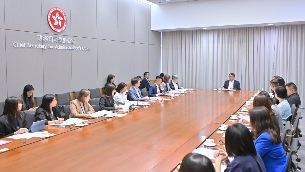 政務司司長陳國基(中)今日(23日)主持節慶安排跨部門工作小組會議，全面統籌並督導各政府部門就內地國慶黃金周期間接待訪港旅客的預備工作。政府新聞處