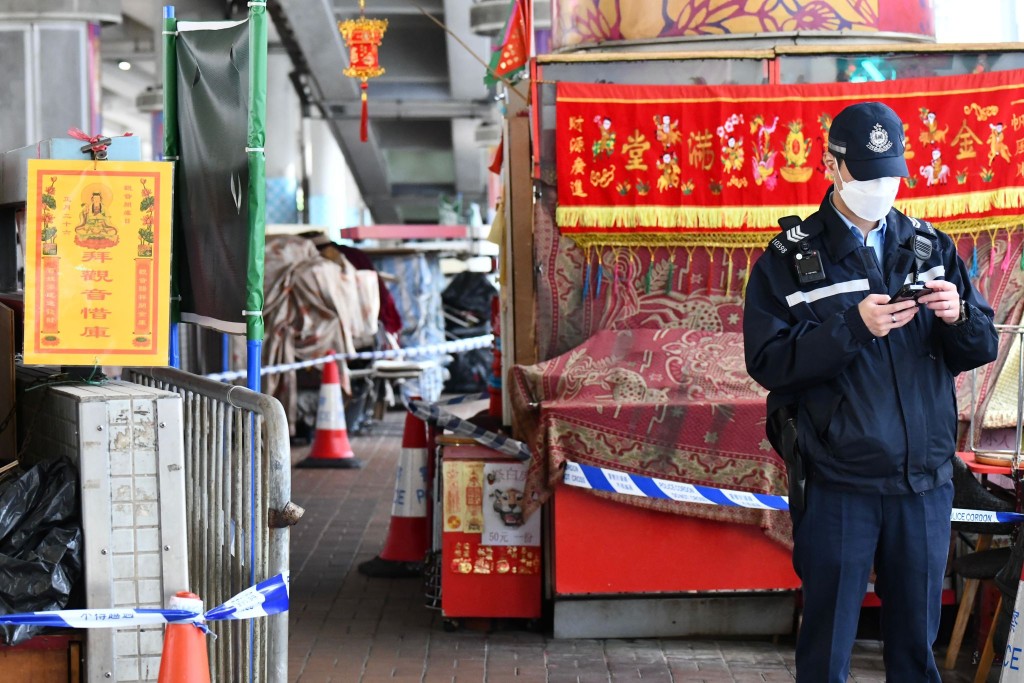 警員於鵝頸橋巡邏。