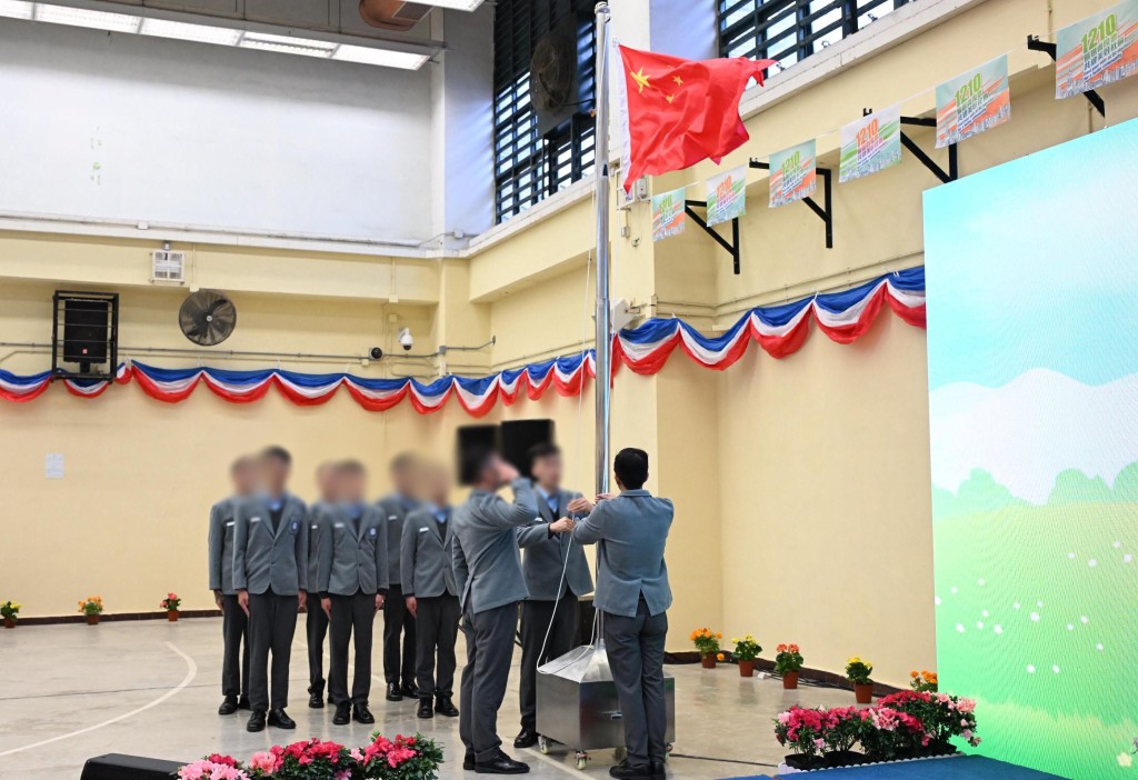 「立德學院」為學員提供一個無煙學習環境。圖示在囚人士升旗隊在開幕典禮上進行升旗儀式。 資料圖片