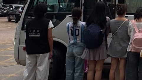 其中一名女子被捕時身穿阿根廷球星美斯的球衣。警方提供 其中一名女子被捕時身穿阿根廷球星美斯的球衣。警方提供