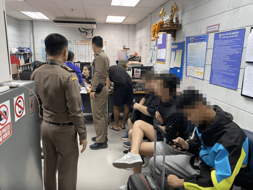 2名疑犯抵達曼谷機場後被拒入境，再由泰國當局通報後，由港警方帶回香港。資料圖片