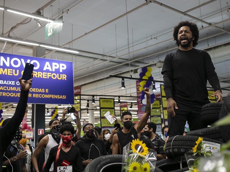 超过一千人上街抗议。AP