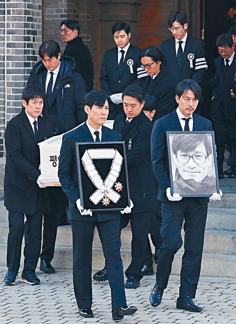 李政宰及鄭雨盛分別捧着安聖基獲追授的「金冠文化勳章」及遺照，扶靈的則有薛景求（左一）、朱智勳等人。