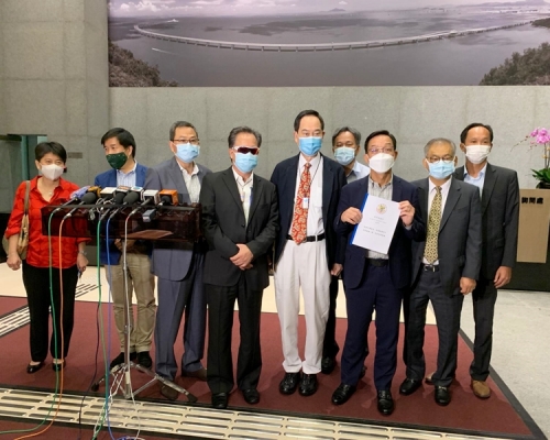 新界鄉議局主席劉業強(右三)。