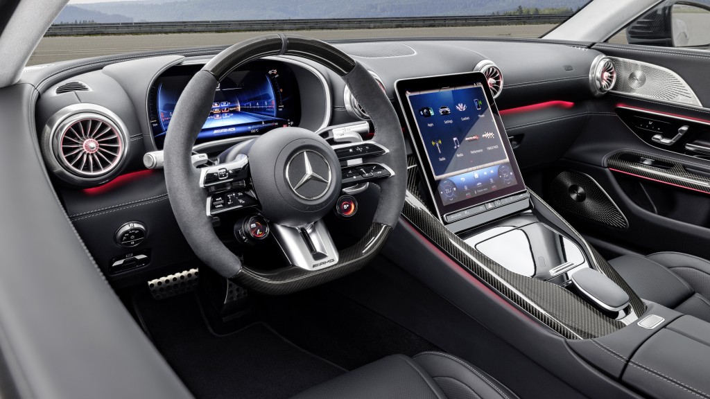 平治新款Mercedes-AMG GT 63 4Matic+ Coupe车厢布局跟SL跑车相似。