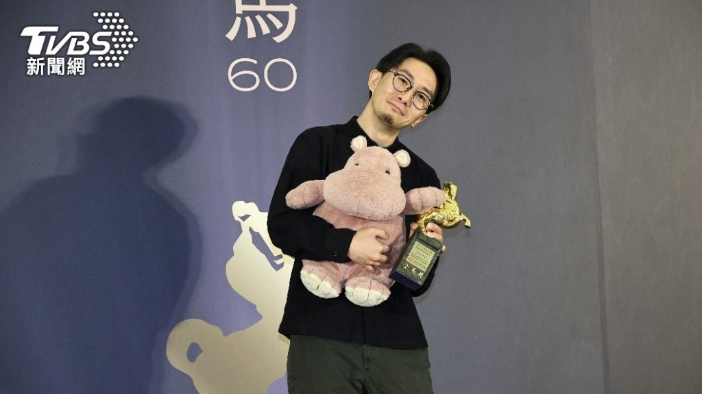 导演卓亦谦再次抱著片中曾亮相的幸运物「河马玩偶」登台。