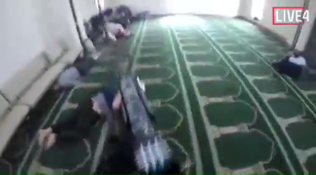 疑似槍手直播攻擊清真寺畫面。(網圖)