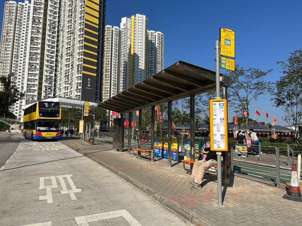 目前巴士站已增建上蓋，還加上長櫈，方便年老的長者（田北辰Facebook專頁）  