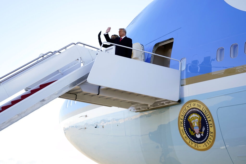 特朗普與梅拉尼婭離開歡送儀式登上總統專機。