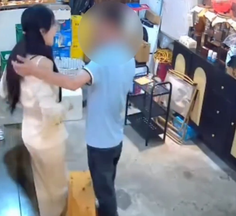 男子在火鍋店突搭老闆娘香肩。百姓關注