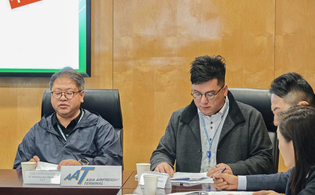 香港海關聯同空運貨物營運商進行反恐桌上演練,模擬極端份子發動網絡攻擊,癱瘓網絡並導致空運貨物清關系統訊息中斷。香港海關facebook圖片 香港海關聯同空運貨物營運商進行反恐桌上演練,模擬極端份子發動網絡攻擊,癱瘓網絡並導致空運貨物清關系統訊息中斷。香港海關facebook圖片