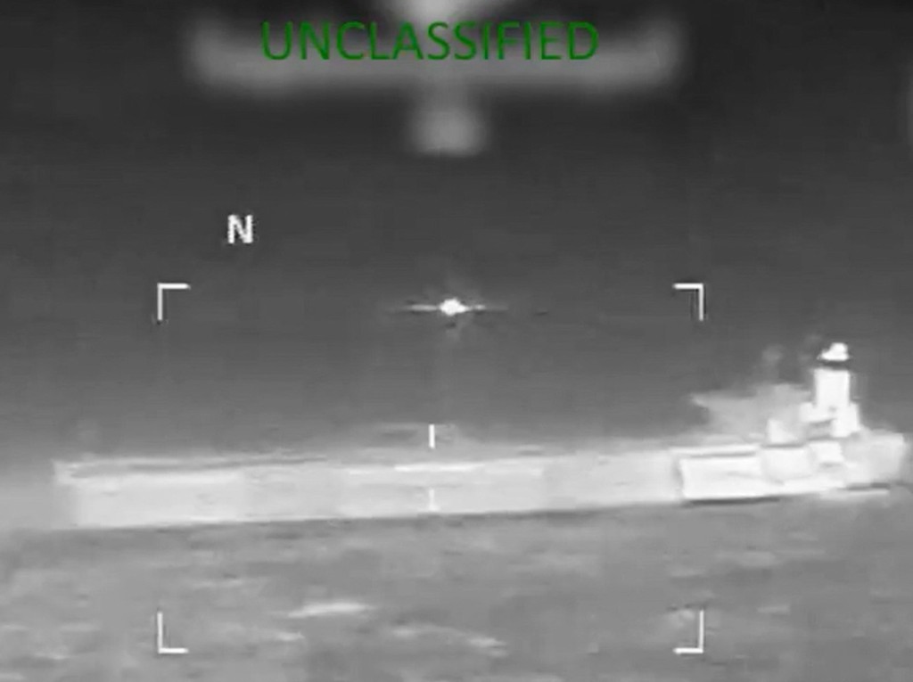 影片顯示，美軍鎖定油輪。法新社