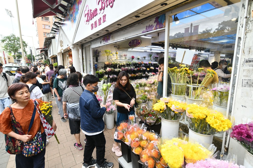 目前98個百分點的零售店鋪阻街個案,都是以發出定額罰款通知書處理。資料圖片 目前98個百分點的零售店鋪阻街個案,都是以發出定額罰款通知書處理。資料圖片