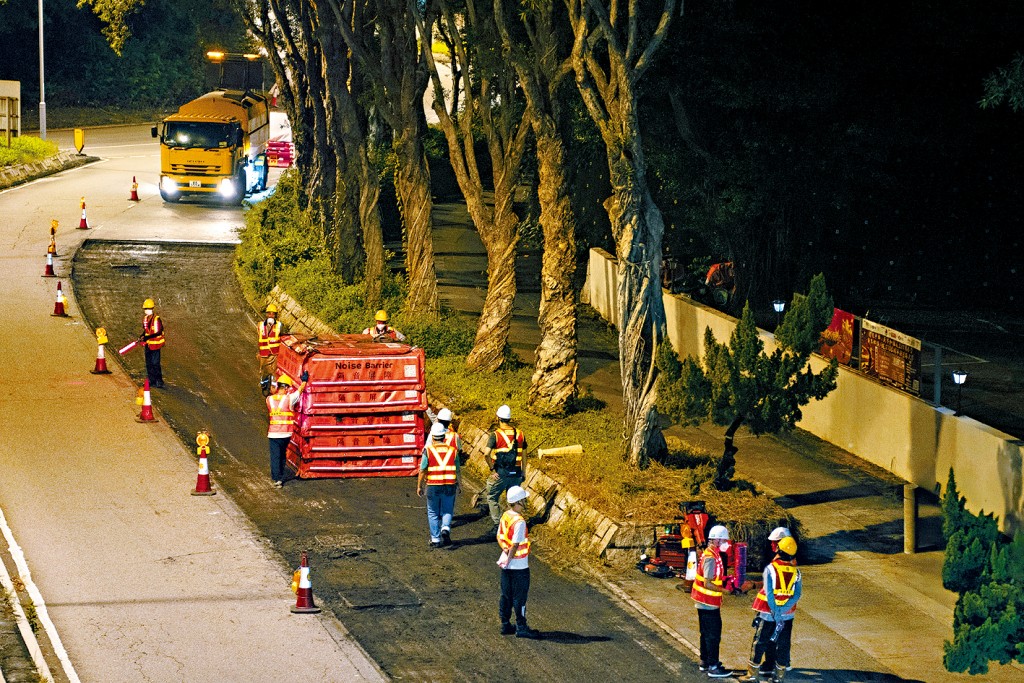 青衣楓樹窩路早前進行夜間道路維修工程，並採用聲學超材料隔音罩減低工程噪音。