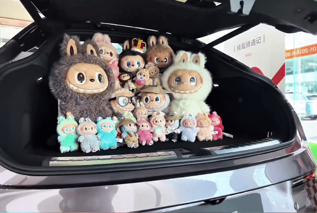 007GT的車尾箱滿是Labubu。 007GT的車尾箱滿是Labubu。