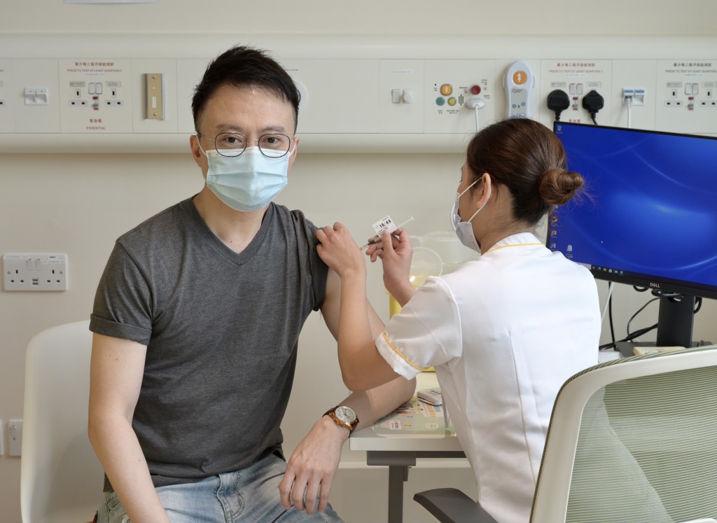 中大醫學院院長陳家亮,在中大醫院接種第二劑復必泰疫苗。