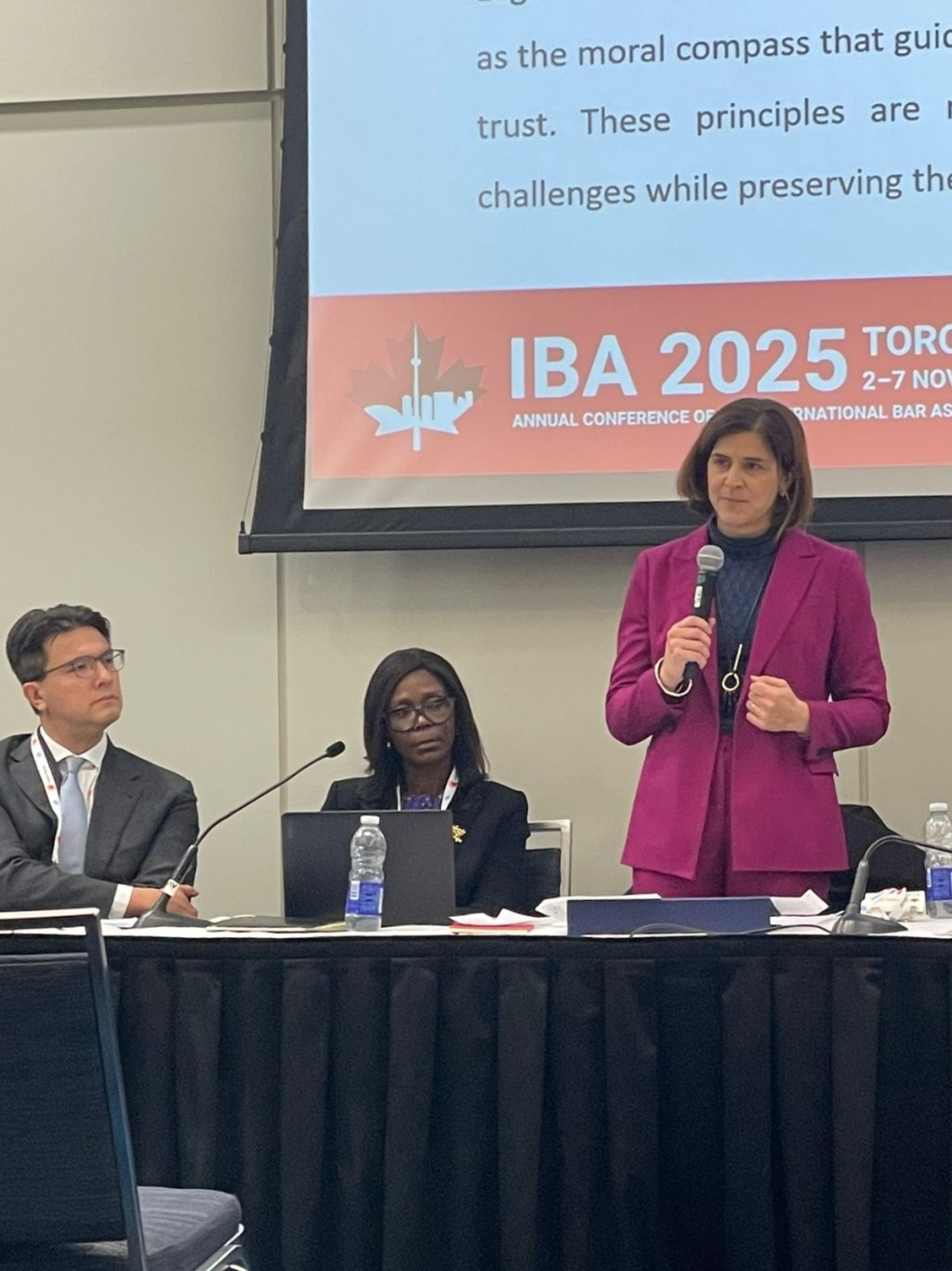 英國司法部法院及法律服務國務大臣(Minister of State for Courts and Legal Services)Sarah Sackman KC(右一)在研討會上發言。大律師公會圖片 英國司法部法院及法律服務國務大臣(Minister of State for Courts and Legal Services)Sarah Sackman KC(右一)在研討會上發言。大律師公會圖片