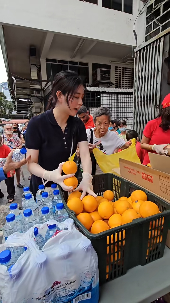 沈月幫忙把橙及食物包裝。