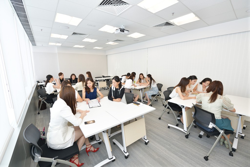 網站亦上傳首批機艙服務員入職培訓班的照片。官網圖片