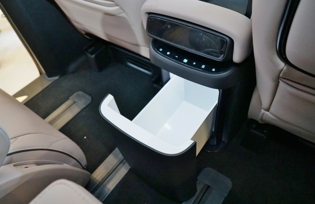 小鵬汽車XPENG X9中排設頂置大屏幕和迷你冰箱，配置高級。