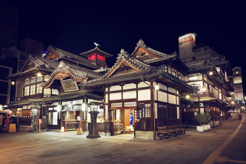 道後溫泉本館成為旅客爭相打卡位，經過大規模修繕的本館已於2024年底重開。