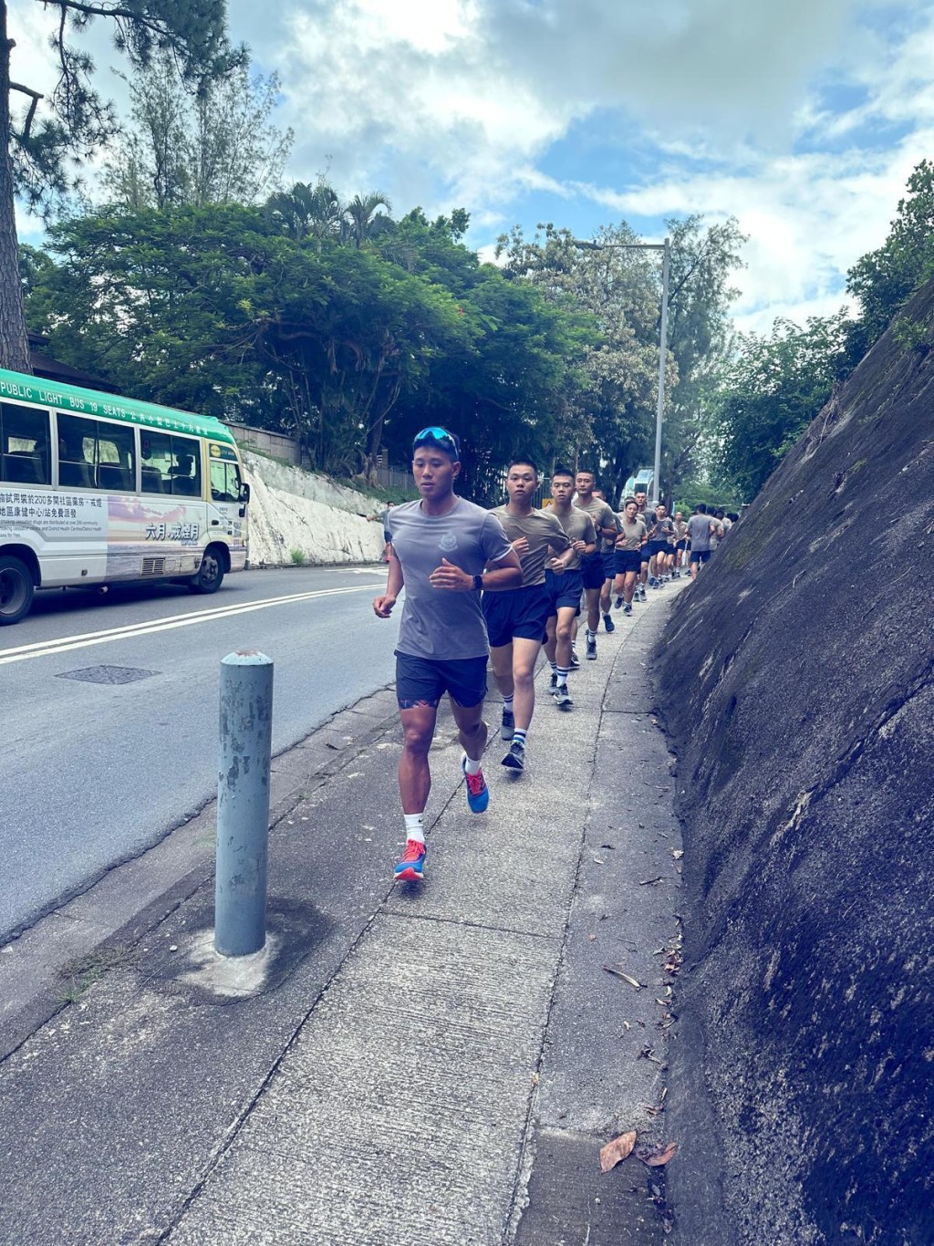 鄧滔與學員一同跑步鍛鍊體能。 鄧滔與學員一同跑步鍛鍊體能。