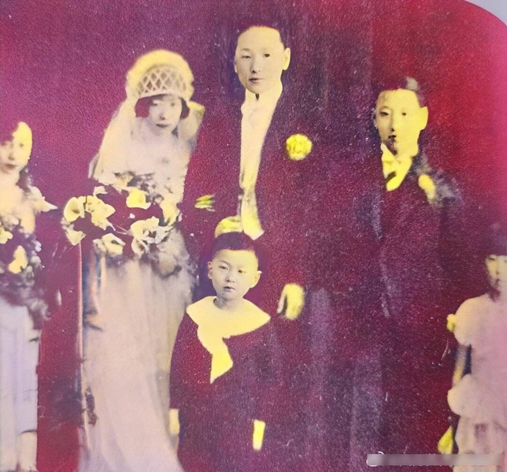 網傳盛升頤與白蘭氏的結婚照。微博@四月的天879877 網傳盛升頤與白蘭氏的結婚照。微博@四月的天879877