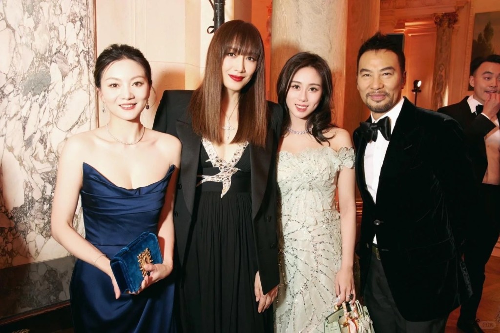何超欣（右二）与任达华和琦琦合照。