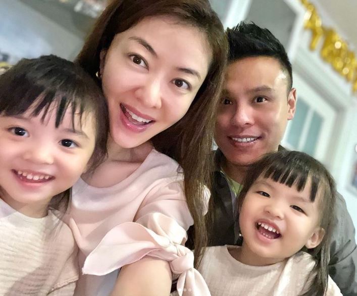 郭可頌和熊黛林及一對孖女。